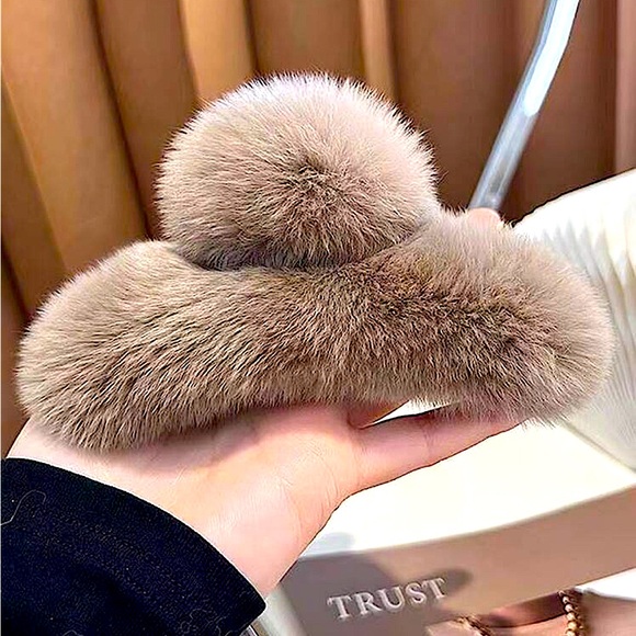 Korean Fluffy Brown Hair Claw - Picture 2 of 2